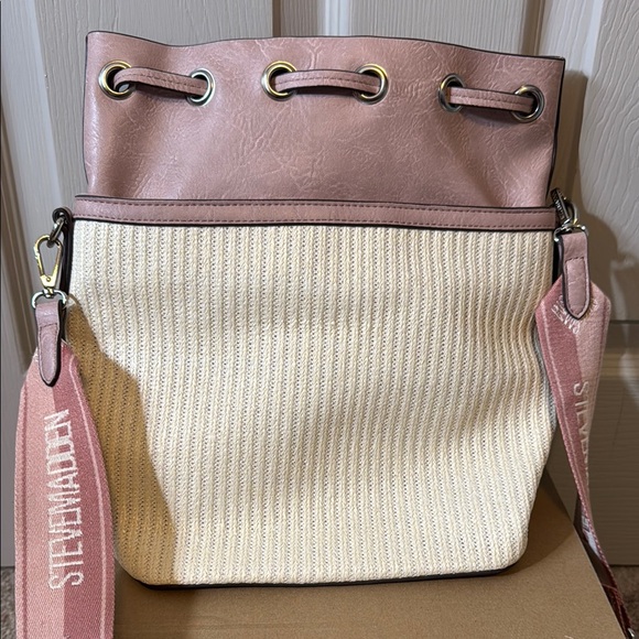 Steve Madden Pink and Cream Shoulder Bag with Textured Knit Design - Picture 2 of 7